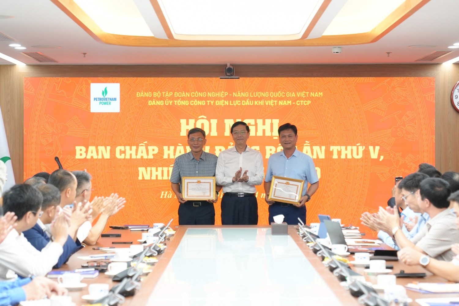 Đồng chí Trần Quang Dũng trao Giấy khen của Đảng ủy Petrovietnam cho các chi/đảng bộ xuất sắc.